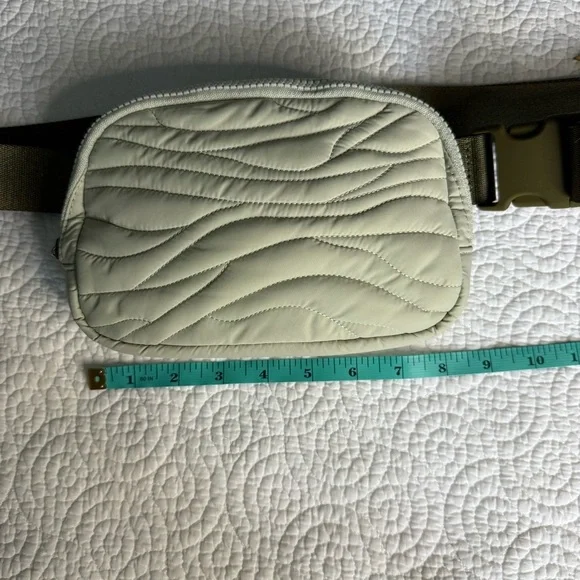 Lululemon Athletica Quilted Belt Bag in Olive Green special edition - Picture 5 of 7